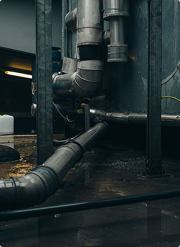 A pipe that is connected to the wall of a building.